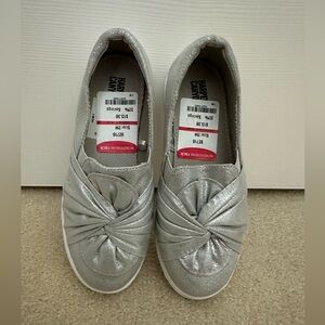 Harper Canyon, Silver Metalic, Slip On Shoes
Sz 2
NWT